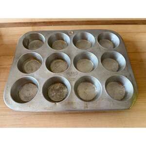 Vintage Mirro Aluminum 12 Cup Cake 162M Baking Pan